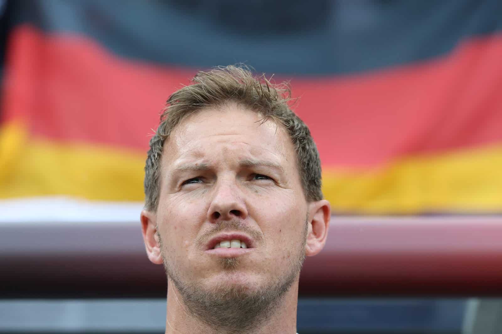 Bundestrainer Julian Nagelsmann verfolgt vor dem Anpfiff konzentriert das Geschehen. Beim Test-Laenderspiel traf seine deutsche Nationalmannschaft am 6. Juni 2026 im Soldier Field von Chicago auf die USA. Alexander Hassenstein / Getty Images