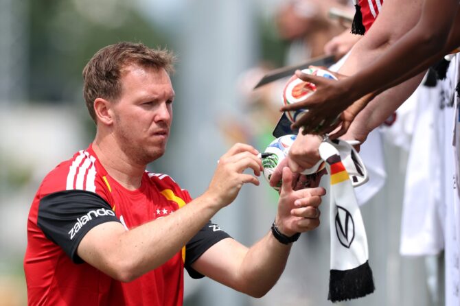 Bundestrainer Julian Nagelsmann schreibt am 1. Juni 2026 beim öffentlichen Training am DFB-Campus in Frankfurt am Main Autogramme für die Fans. Vor der Abreise zur WM 2026 in die USA feierte die deutsche Nationalmannschaft ein Abschiedsfest mit ihren Anhängern. Alexander Hassenstein / Getty Images Europe via Getty Images