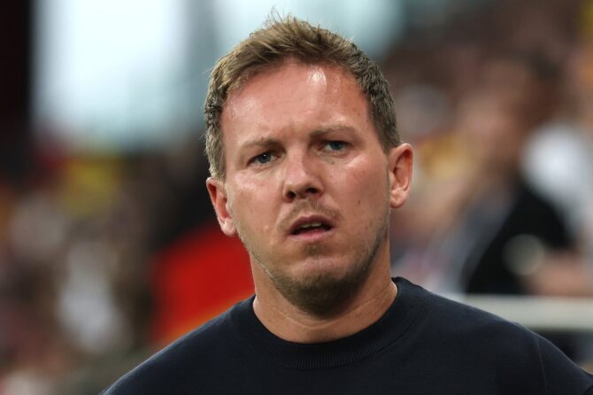 Bundestrainer Julian Nagelsmann blickt am 31. Mai 2026 vor dem Länderspiel zwischen Deutschland und Finnland in der MEWA Arena in Mainz konzentriert auf das Feld. Alexander Hassenstein / Getty Images Europe via Getty Images