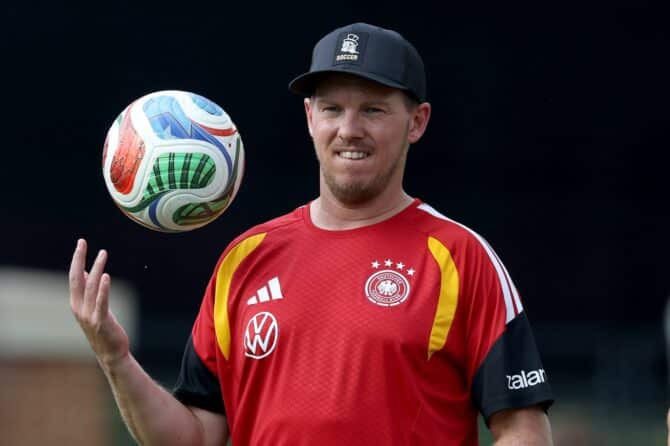 Bundestrainer Julian Nagelsmann jongliert mit dem Ball während einer Trainingseinheit der deutschen Nationalmannschaft im W. Dennie Spry Soccer Stadium in Winston-Salem, North Carolina, am 8. Juni 2026 bei der WM 2026. Alexander Hassenstein / Getty Images