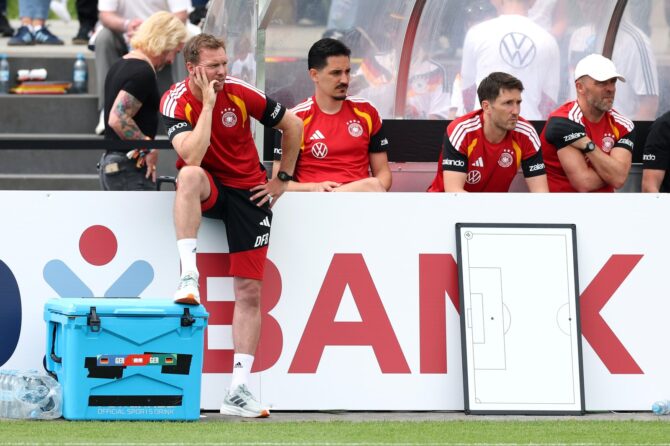 Bundestrainer Julian Nagelsmann sitzt am 1. Juni 2026 während des öffentlichen Trainings am DFB-Campus in Frankfurt am Main nachdenklich auf der Bank. Vor dem Abflug zur WM 2026 in die USA verabschiedete sich die deutsche Nationalmannschaft mit einer offenen Trainingseinheit von den Fans. Alexander Hassenstein / Getty Images Europe via Getty Images
