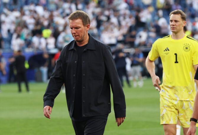 Bundestrainer Julian Nagelsmann verlässt mit gesenktem Blick enttäuscht den Rasen, neben ihm der ebenso geknickte Torhüter Manuel Neuer (Nummer 1), nachdem Deutschland das Elfmeterschießen verloren hat. Aufgenommen nach dem Sechzehntelfinale der WM 2026 zwischen Deutschland und Paraguay im Boston Stadium in Foxborough am 29. Juni 2026. (Alexander Hassenstein / Getty Images)