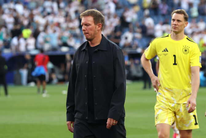 Bundestrainer Julian Nagelsmann tröstet Manuel Neuer nach dem verlorenen Elfmeterschießen im WM-2026-Sechzehntelfinale gegen Paraguay am 29. Juni 2026 im Boston Stadium in Foxborough, Massachusetts. (Foto: Alexander Hassenstein/Getty Images)