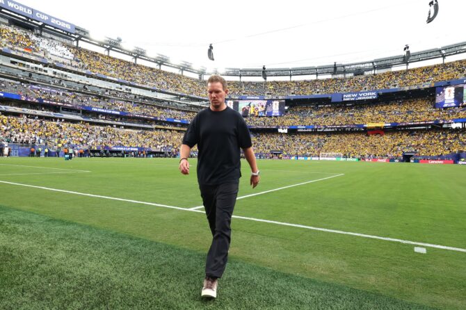 Bundestrainer Julian Nagelsmann verlässt nach der 1:2-Niederlage gegen Ecuador enttäuscht den Rasen. Das Gruppenspiel der Gruppe E bei der Fußball-Weltmeisterschaft 2026 fand am 25. Juni 2026 im New York New Jersey Stadium in East Rutherford statt. Alexander Hassenstein / Getty Images