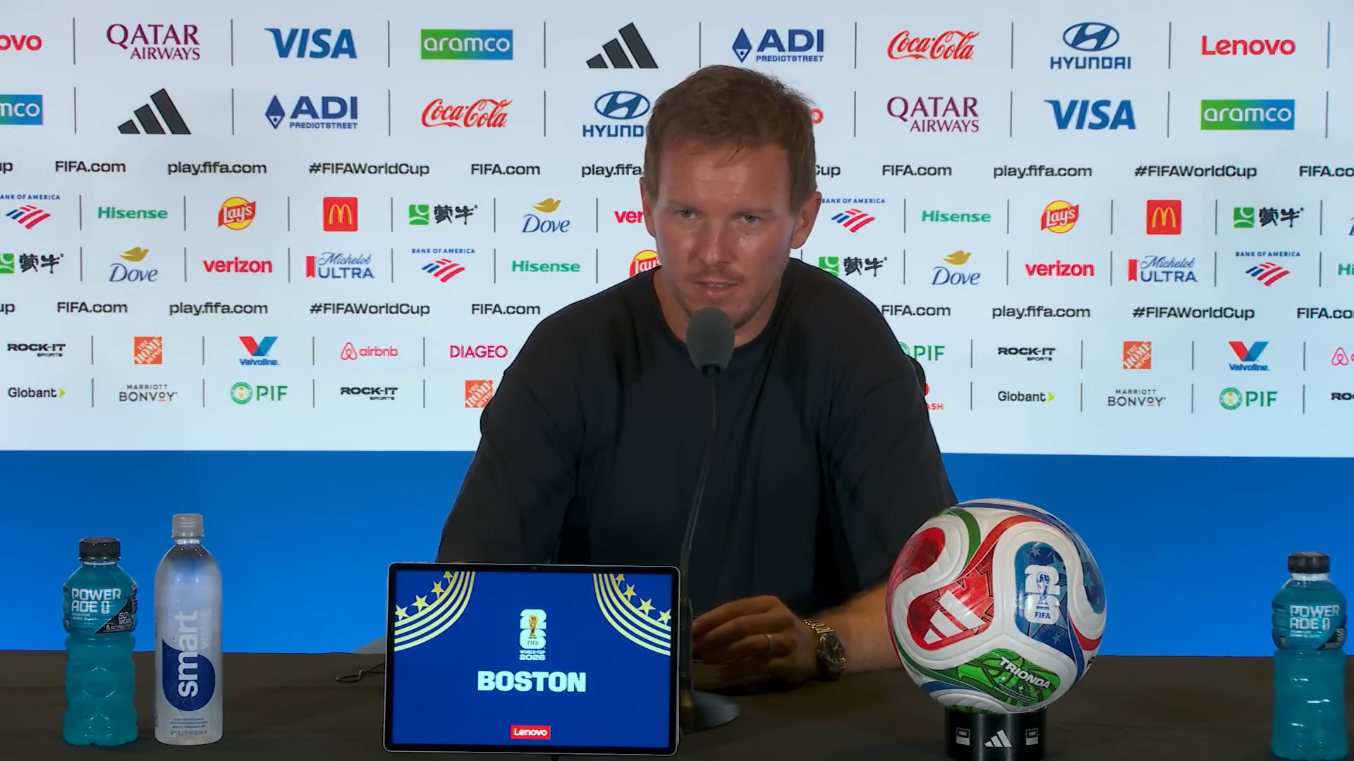 Bundestrainer Julian Nagelsmann spricht nach dem WM-2026-Aus der deutschen Nationalmannschaft im Elfmeterschießen gegen Paraguay auf der offiziellen FIFA-Pressekonferenz über die Niederlage. (Screenshot: FIFA)