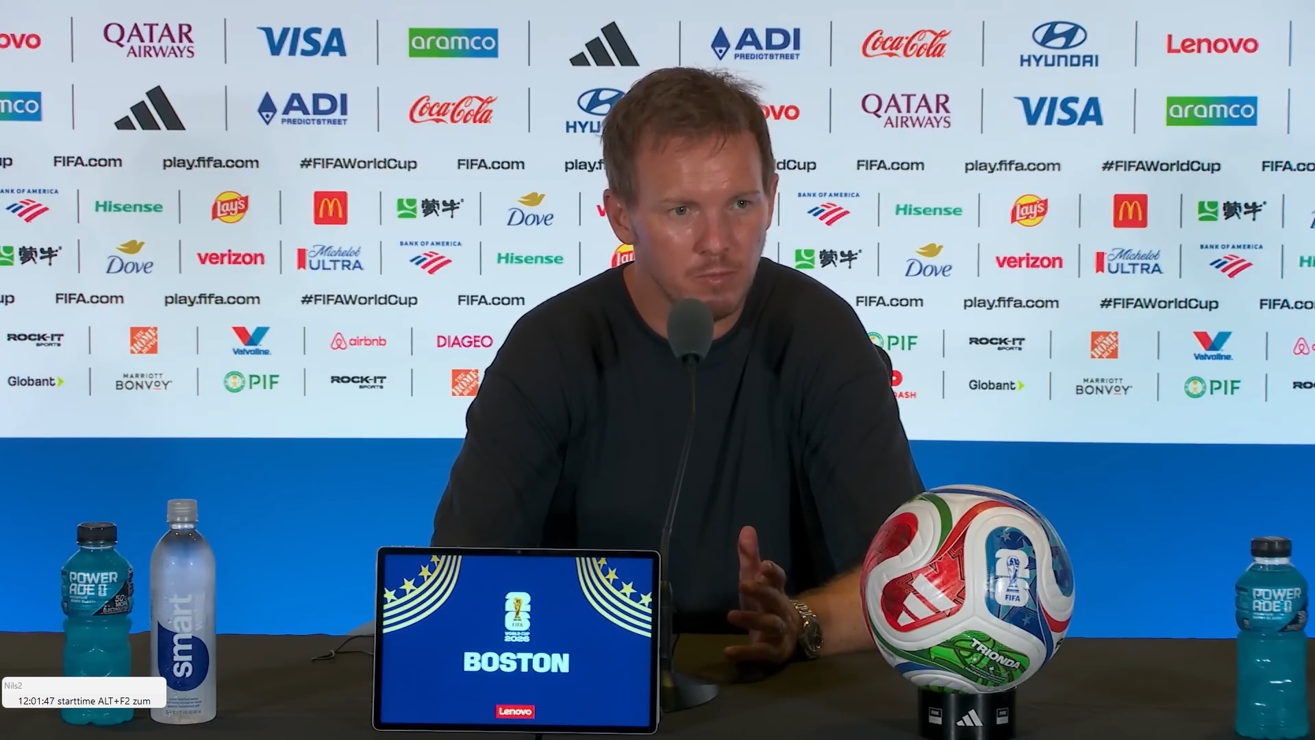 Bundestrainer Julian Nagelsmann spricht nach dem WM-2026-Aus der deutschen Nationalmannschaft im Elfmeterschießen gegen Paraguay auf der offiziellen FIFA-Pressekonferenz über die Niederlage. (Screenshot: FIFA)