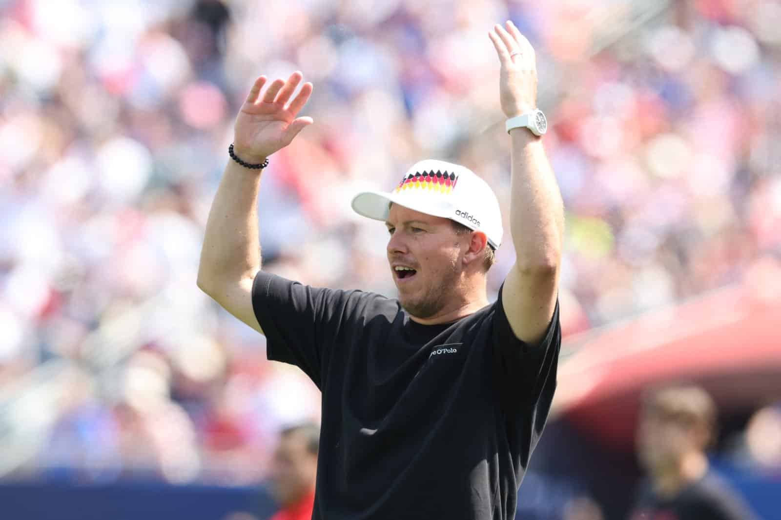 Bundestrainer Julian Nagelsmann gestikuliert am Spielfeldrand des Test-Laenderspiels zwischen den USA und Deutschland. Die Partie fand am 6. Juni 2026 im Soldier Field von Chicago statt. Alexander Hassenstein / Getty Images