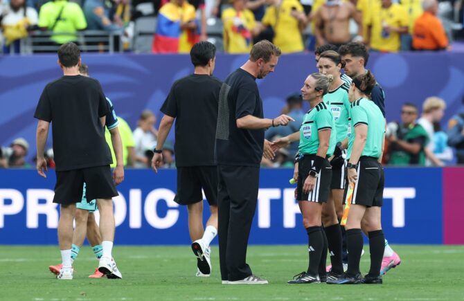 Bundestrainer Julian Nagelsmann spricht nach dem Spiel mit Schiedsrichterin Tori Penso und den weiteren Offiziellen. Das WM-Gruppenspiel der Gruppe E zwischen Ecuador und Deutschland fand am 25. Juni 2026 im New York New Jersey Stadium in East Rutherford statt. Alexander Hassenstein / Getty Images