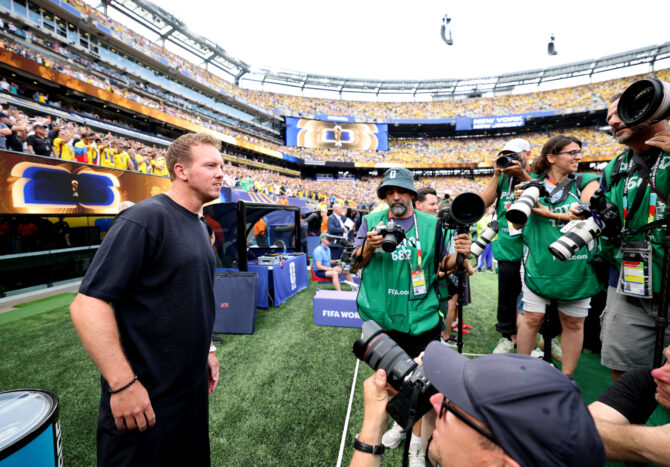 EAST RUTHERFORD, NEW JERSEY - 25. Juni: Bundestrainer Julian Nagelsmann blickt vor dem FIFA-Weltmeisterschafts-Gruppenspiel der Gruppe E zwischen Ecuador und Deutschland im New York New Jersey Stadium am 25. Juni 2026 in East Rutherford, New Jersey, auf das Spielfeld. (Foto: Justin Setterfield/Getty Images)
