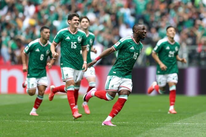 Julián Quiñones feiert mit seinen Teamkollegen sein erstes Tor beim WM-2026-Gruppenspiel zwischen Mexiko und Südafrika am 11. Juni 2026 im Mexico City Stadium