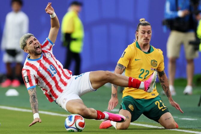Paraguays Julio Enciso wird im Zweikampf von Australiens Jackson Irvine zu Fall gebracht und schreit auf. Die Szene ereignete sich beim Gruppenspiel der Gruppe D bei der Fußball-Weltmeisterschaft 2026 zwischen Paraguay und Australien am 25. Juni 2026 im San Francisco Bay Area Stadium in Santa Clara, Kalifornien. Stu Forster / Getty Images