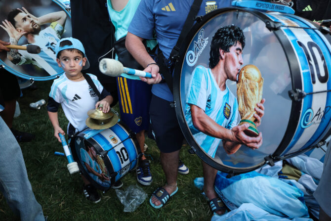 Kansas City, Missouri, USA, 15. Juni 2026: Ein junger Anhänger der argentinischen Nationalmannschaft spielt im Mill Creek Park in Kansas City auf einer Trommel und sorgt für Stimmung unter den Fans. (Foto: Charlotte Wilson/Getty Images)