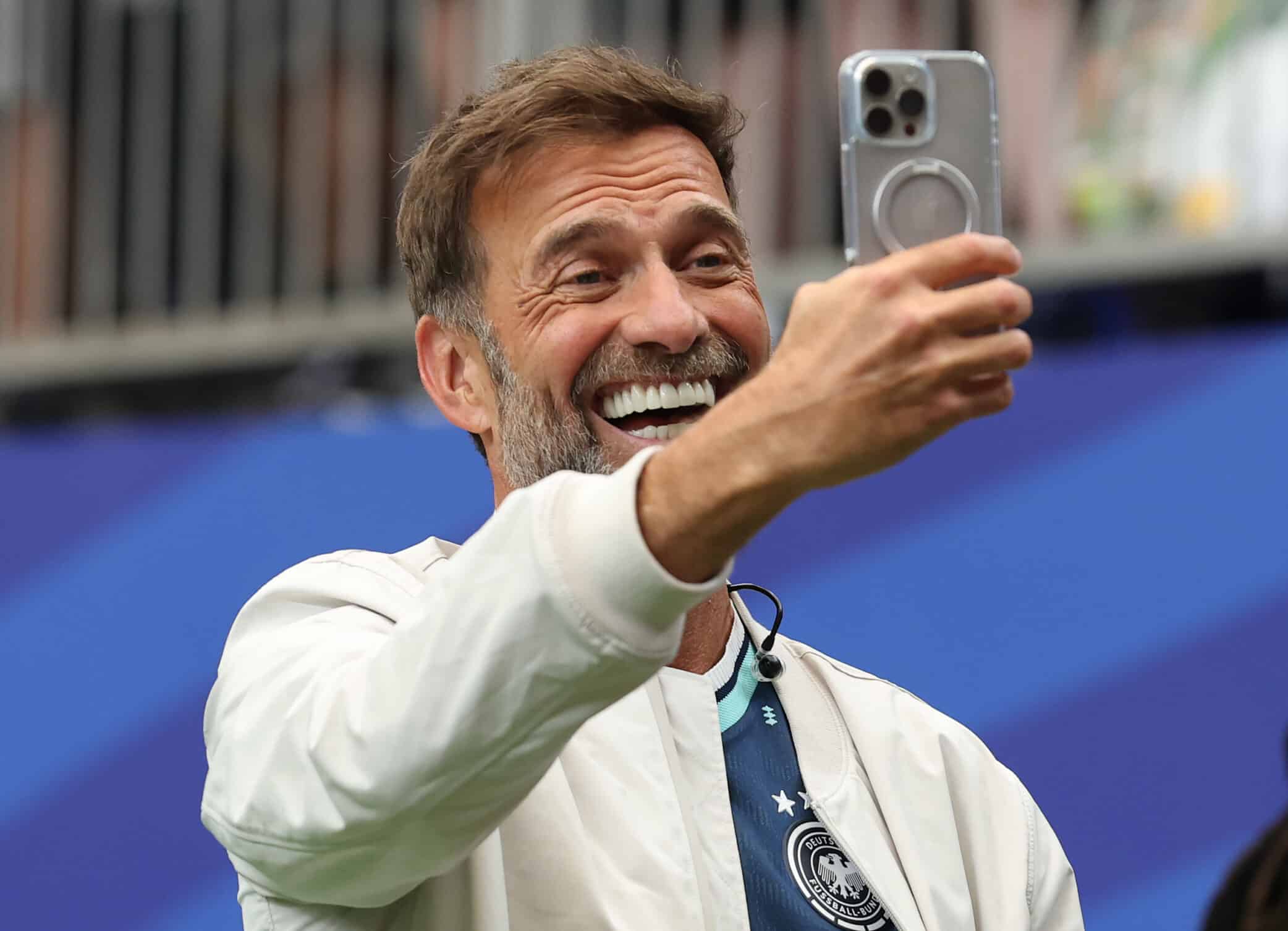 Houston, Texas, USA, 14. Juni 2026: Jürgen Klopp verfolgt das WM-Spiel der Gruppe E zwischen Deutschland und Curaçao im Houston Stadium. (Foto: Alexander Hassenstein/Getty Images)