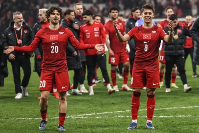 Ferdi Kadioglu (Nummer 20) und Arda Güler bejubeln den Sieg der türkischen Nationalmannschaft. Die Szene entstand nach dem WM-Playoff-Spiel der europäischen Qualifikation gegen Rumänien am 26. März 2026 im Beşiktaş Park in Istanbul. (Burak Kara / Getty Images Europe via Getty Images)