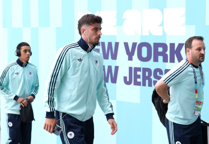 Der deutsche Angreifer Kai Havertz trifft vor dem WM-Gruppenspiel der Gruppe E gegen Ecuador am Stadion ein, im Hintergrund ist Jamal Musiala zu sehen. Die Partie fand am 25. Juni 2026 im New York New Jersey Stadium in East Rutherford statt. Alexander Hassenstein / Getty Images