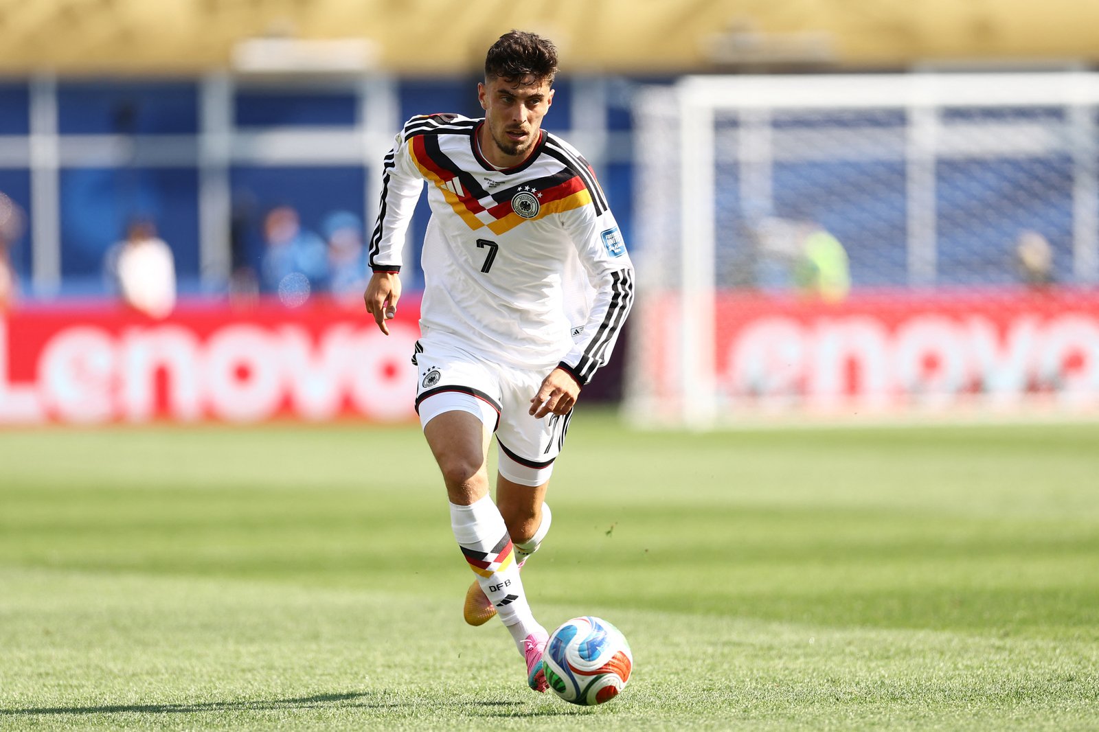 Der deutsche Angreifer Kai Havertz (Nummer 7) treibt im weißen DFB-Trikot den Ball nach vorne. Aufgenommen im Sechzehntelfinale der WM 2026 zwischen Deutschland und Paraguay im Boston Stadium in Foxborough am 29. Juni 2026. (Copyright AFP/Charly Triballeau)