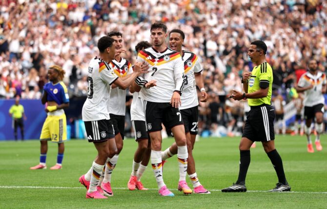 Kai Havertz lässt sich von seinen Mitspielern für das dritte deutsche Tor im WM-Gruppenspiel der Gruppe E gegen Curaçao feiern. Der Angreifer traf am 14. Juni 2026 im Houston Stadium. Foto: Lars Baron / Getty Images