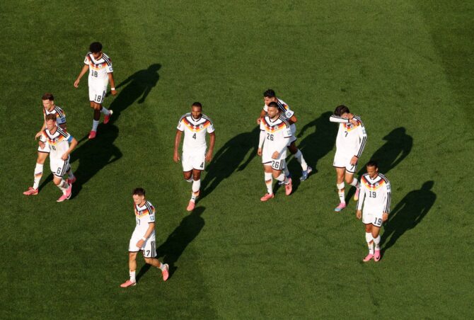 Die deutschen Spieler kehren nach dem Führungstreffer von Kai Havertz (Nummer 7) zum 1:0 gemeinsam in die eigene Hälfte zurück, aus der Vogelperspektive aufgenommen. Die Szene stammt aus dem Sechzehntelfinale der WM 2026 zwischen Deutschland und Paraguay im Boston Stadium in Foxborough am 29. Juni 2026. (Darrian Traynor / Getty Images)
