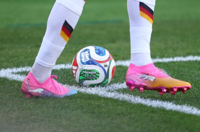Detailaufnahme der Schuhe von Kai Havertz und des Spielballs im WM-2026-Gruppenspiel der Gruppe E zwischen Deutschland und der Elfenbeinküste am 20. Juni 2026 im Toronto Stadium. (Robert Cianflone / Getty Images)