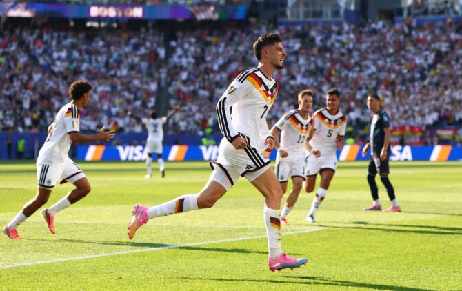 Kai Havertz (Nummer 7) ballt im Laufen die Faust und bejubelt vor den heraneilenden Mitspielern sein Tor zum 1:1 für Deutschland. Aufgenommen im Sechzehntelfinale der WM 2026 zwischen Deutschland und Paraguay im Boston Stadium in Foxborough am 29. Juni 2026. (Robert Cianflone / Getty Images)