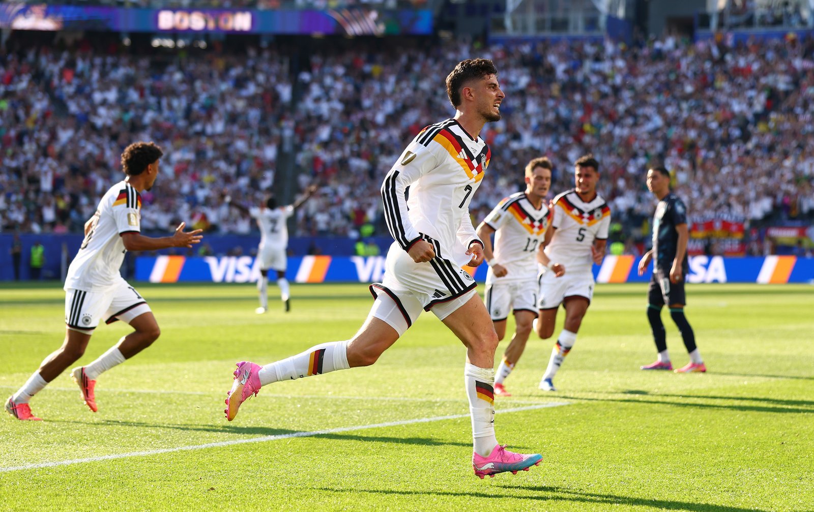 Kai Havertz (Nummer 7) ballt im Laufen die Faust und bejubelt vor den heraneilenden Mitspielern sein Tor zum 1:0 für Deutschland. Aufgenommen im Sechzehntelfinale der WM 2026 zwischen Deutschland und Paraguay im Boston Stadium in Foxborough am 29. Juni 2026. (Robert Cianflone / Getty Images)