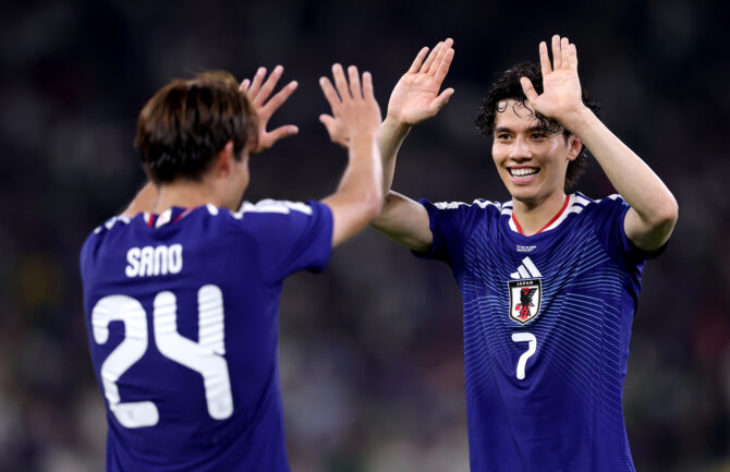 Zwei jubelnde japanische Nationalspieler klatschen ab, links der Rückennummernträger 24 Sano, rechts die Nummer 7