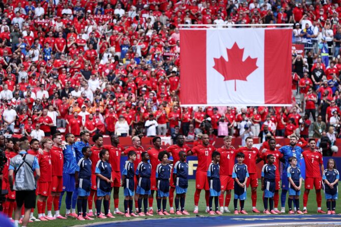 Die Spieler Kanadas stehen vor dem WM-2026-Gruppenspiel der Gruppe B gegen Bosnien-Herzegowina im Toronto Stadium am 12. Juni 2026 in Toronto, Ontario, für die Nationalhymne aufgereiht. (Francois Nel / Getty Images North America via Getty Images)
