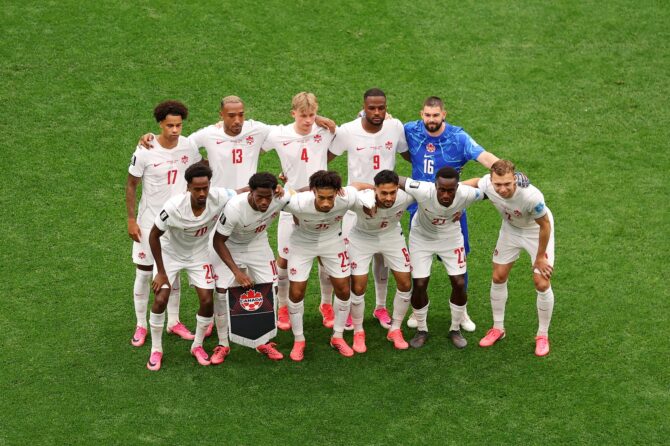 Die Mannschaft Kanadas stellt sich vor dem WM-2026-Gruppenspiel der Gruppe B gegen die Schweiz zum Teamfoto auf. Die Partie fand am 24. Juni 2026 im BC Place in Vancouver statt. Fran Santiago / Getty Images