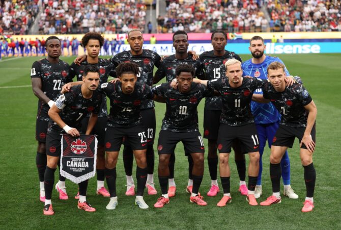 Die Mannschaft Kanadas stellt sich vor dem WM-2026-Sechzehntelfinale gegen Südafrika am 28. Juni 2026 im Los Angeles Stadium (SoFi Stadium) in Inglewood zum Teamfoto auf. Harry How / Getty Images