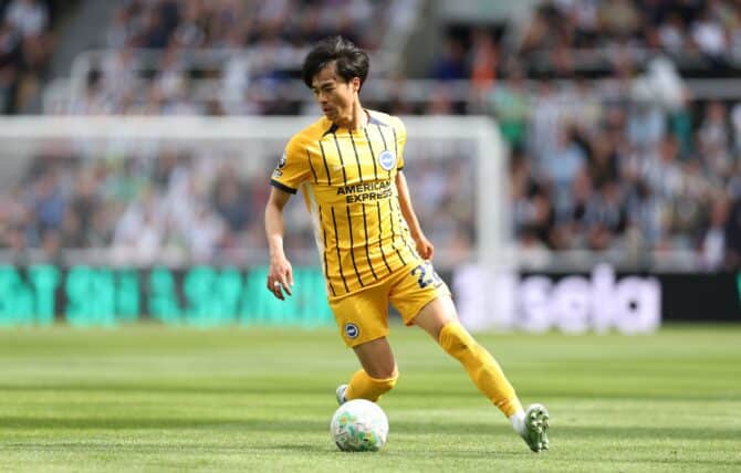 Kaoru Mitoma von Brighton & Hove Albion behauptet den Ball im Premier-League-Spiel gegen Newcastle United. Die Partie fand am 2. Mai 2026 im St James' Park in Newcastle upon Tyne statt. (Jan Kruger / Getty Images Europe via Getty Images)