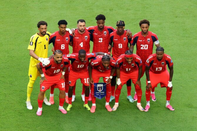 Die Mannschaft von Kap Verde stellt sich vor dem WM-2026-Gruppenspiel der Gruppe H gegen Uruguay im Miami Stadium zum Teamfoto auf. (Miami Gardens, 21. Juni 2026) Molly Darlington / Getty Images