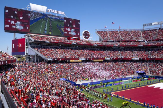 Die Spieler von Katar und der Schweiz betreten den Rasen des San Francisco Bay Area Stadium vor dem WM-Gruppenspiel der Gruppe B. Die Partie fand am 13. Juni 2026 in Santa Clara in Kalifornien statt. Fran Santiago / Getty Images
