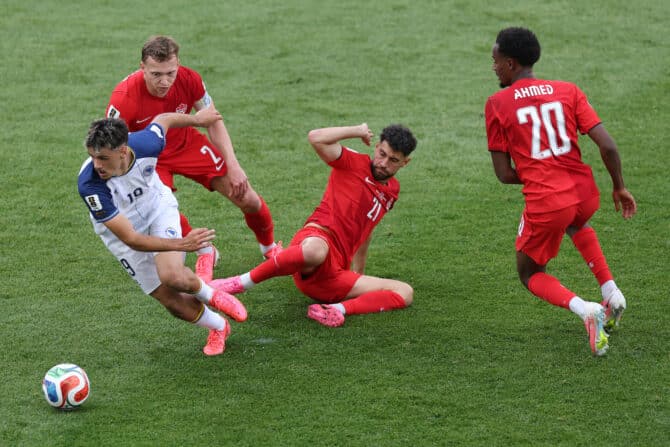 Toronto, Ontario, Kanada, 12. Juni 2026: Kerim Alajbegović (19) aus Bosnien-Herzegowina behauptet den Ball gegen den Druck von Alistair Johnston (2) und Jonathan Osorio (21) aus Kanada im WM-Gruppenspiel der Gruppe B im Toronto Stadium. (Foto: Michael Steele/Getty Images)