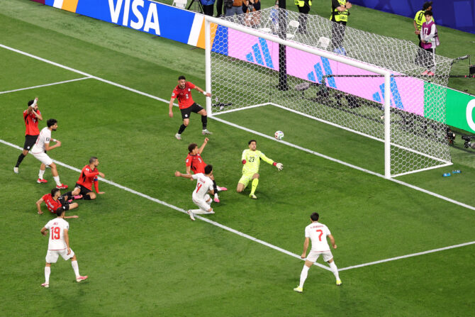 Iranischer Verteidiger drückt den Ball aus kurzer Distanz neben dem geschlagenen ägyptischen Torwart ins Tor.