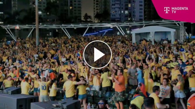 Tausende kolumbianische Fans in Gelb, Rot und Blau feiern auf einem Fan-Fest den Sieg ihrer Mannschaft gegen die DR Kongo bei der WM 2026.
