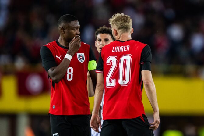 Konrad Laimer und David Alaba von Österreich nach der Roten Karte für Laimer während des internationalen Freundschaftsspiels zwischen Österreich und Tunesien am 1. Juni 2026 im Ernst Happel Stadion in Wien. (Christian Bruna / Getty Images)