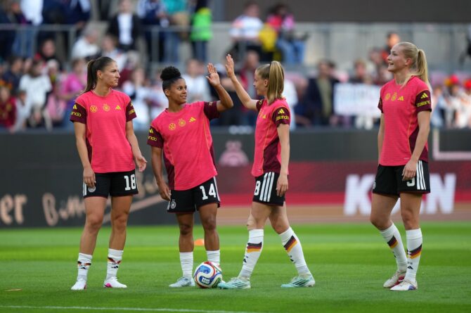 Melissa Kossler, Shekiera Martinez, Vivien Endemann und Camilla Kuver (von links) wärmen sich vor dem Qualifikationsspiel zur Frauen-Weltmeisterschaft 2027 zwischen Deutschland und Norwegen am 5. Juni 2026 im RheinEnergieStadion in Köln auf. (Pau Barrena / Getty Images)
