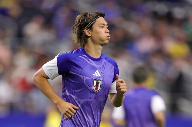 Der japanische Verteidiger Kou Itakura wärmt sich vor dem WM-Gruppenspiel der Gruppe F gegen Schweden auf. Die Partie fand am 25. Juni 2026 im Dallas Stadium in Arlington, Texas, statt. Alex Slitz / Getty Images