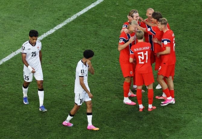 Foxborough, Massachusetts, USA, 16. Juni 2026: Norwegens Kristian Thorstvedt jubelt mit seinen Teamkollegen über den vierten Treffer seiner Mannschaft im WM-Spiel der Gruppe I gegen den Irak im Boston Stadium. (Foto: Buda Mendes/Getty Images)