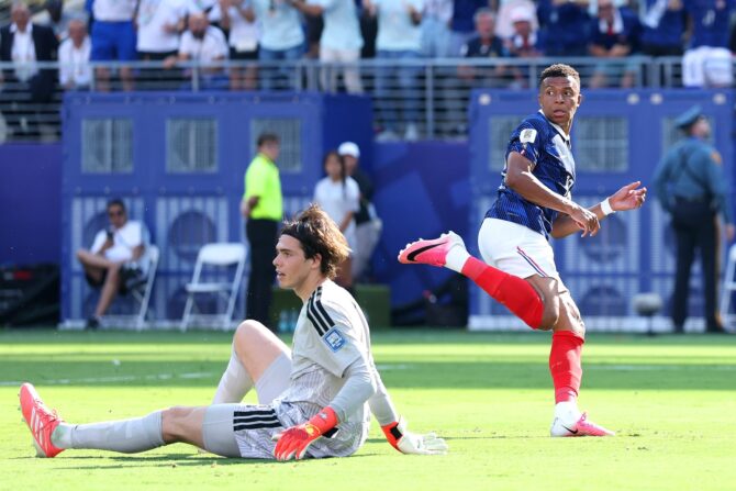 Kylian Mbappé (Nummer 10) von Frankreich erzielt einen wegen Abseits aberkannten Treffer im Sechzehntelfinale der WM 2026 gegen Schweden. Die Szene entstand am 30. Juni 2026 im New York New Jersey Stadium in East Rutherford, New Jersey. Dan Mullan / Getty Images