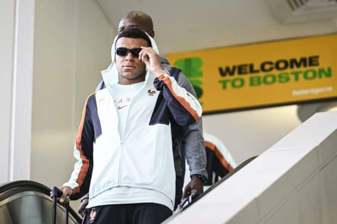 Frankreichs Kapitän Kylian Mbappé kommt am 10. Juni 2026 mit der Équipe Tricolore am Logan International Airport in Boston an. Der Superstar von Real Madrid bezieht mit der französischen Nationalmannschaft das WM-Quartier in den USA und bereitet sich auf den Auftakt der Weltmeisterschaft 2026 vor. (Jaiden Tripi / Getty Images)
