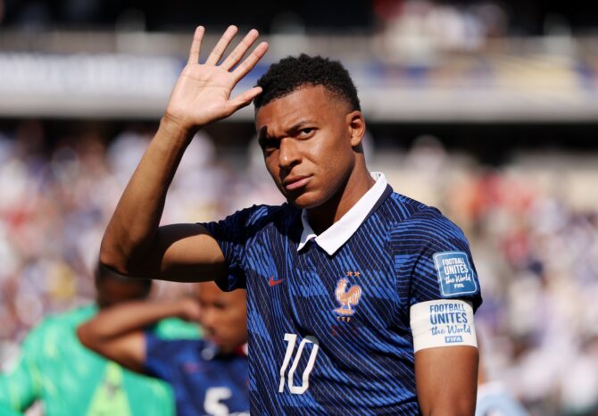 Kylian Mbappé (Nummer 10) von Frankreich winkt den Fans vor dem Sechzehntelfinale der WM 2026 gegen Schweden zu. Die Szene entstand am 30. Juni 2026 im New York New Jersey Stadium in East Rutherford, New Jersey. Mattia Ozbot / Getty Images