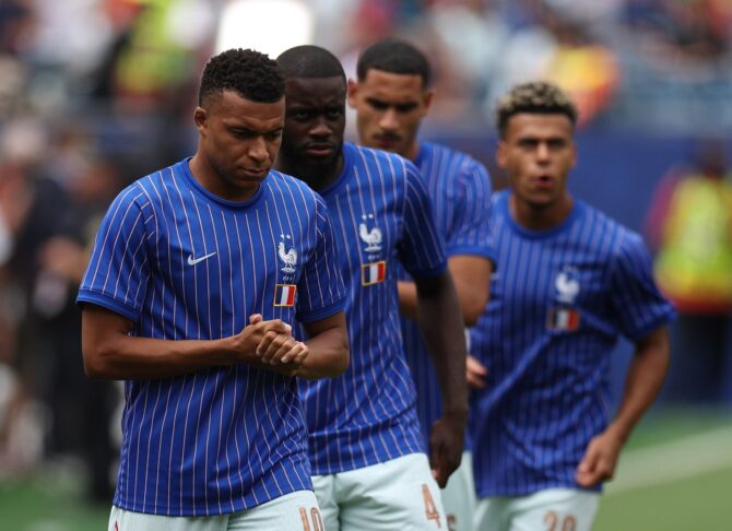 Frankreichs Superstar Kylian Mbappé (Nummer 10) wärmt sich mit seinen Mitspielern vor dem Gruppe-I-Spiel der WM 2026 gegen Norwegen auf. Die Szene entstand am 26. Juni 2026 im Boston Stadium in Foxborough, Massachusetts. Mattia Ozbot / Getty Images