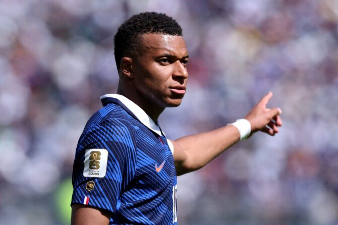 Frankreichs Stürmer Kylian Mbappé gestikuliert während des WM-2026-Gruppenspiels zwischen Frankreich und Senegal am 16. Juni 2026 im New York New Jersey Stadium in East Rutherford. Am Ärmel ist das Abzeichen des Goldenen Schuhs der WM 2022 in Katar zu sehen. (Kevin C. Cox / Getty Images)
