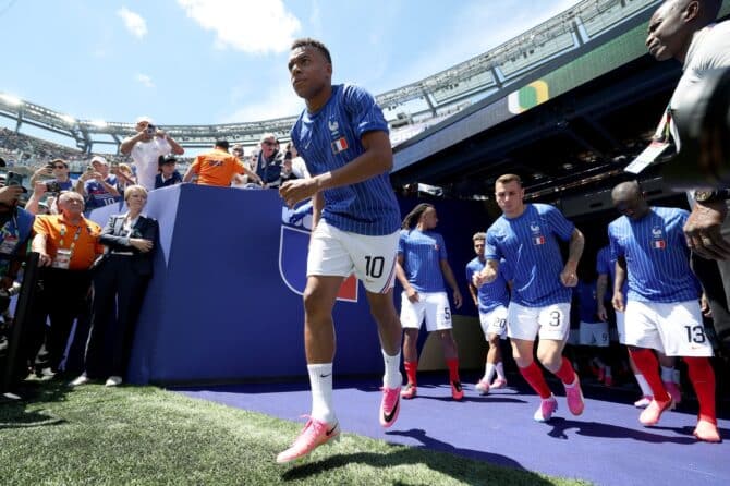 Frankreichs Kapitän Kylian Mbappé bereitet sich vor dem WM-Gruppenspiel der Gruppe I gegen Senegal auf das Aufwärmen vor. Die Partie fand am 16. Juni 2026 im New York New Jersey Stadium in East Rutherford statt. Al Bello / Getty Images