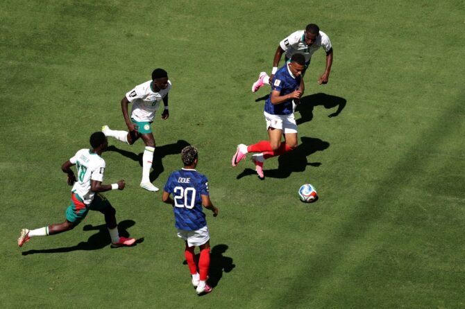 Frankreichs Kapitän Kylian Mbappé behauptet den Ball gegen den Druck von Senegals Nicolas Jackson im WM-Gruppenspiel der Gruppe I. Die Partie fand am 16. Juni 2026 im New York New Jersey Stadium in East Rutherford statt. Darrian Traynor / Getty Images