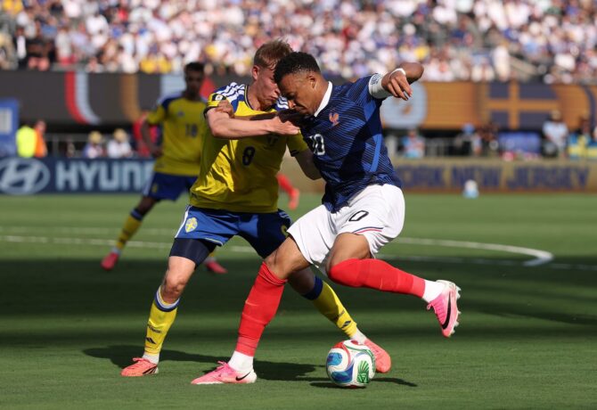 Kylian Mbappé (Nummer 10) von Frankreich wird von Daniel Svensson (Nummer 8) aus Schweden im Sechzehntelfinale der WM 2026 unter Druck gesetzt. Die Szene entstand am 30. Juni 2026 im New York New Jersey Stadium in East Rutherford, New Jersey. Mattia Ozbot / Getty Images