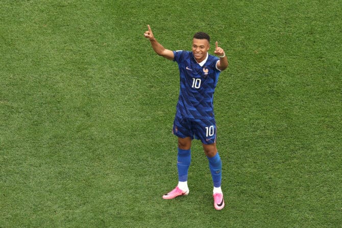 PHILADELPHIA, PENNSYLVANIA - 22. Juni: Kylian Mbappé (#10) aus Frankreich jubelt nach dem ersten Treffer seiner Mannschaft während des FIFA-Weltmeisterschafts-Gruppenspiels der Gruppe I zwischen Frankreich und dem Irak im Philadelphia Stadium am 22. Juni 2026 in Philadelphia, Pennsylvania. (Foto: Darrian Traynor/Getty Images)