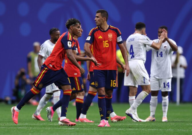 Spaniens Lamine Yamal (Nummer 19) klatscht bei seiner Einwechslung mit Rodri (Nummer 16) ab. Die Szene entstand im WM-Gruppenspiel der Gruppe H gegen Kap Verde am 15. Juni 2026 im Atlanta Stadium in Atlanta, Georgia. Mattia Ozbot / Getty Images North America via Getty Images