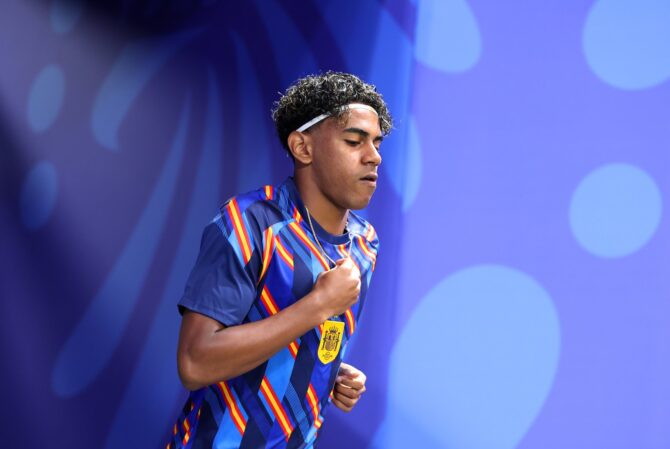 Spaniens Lamine Yamal im Spielertunnel des Atlanta Stadium, kurz bevor er sich vor dem WM-2026-Gruppenspiel der Gruppe H gegen Saudi-Arabien aufwärmt. (Florencia Tan Jun / Getty Images)